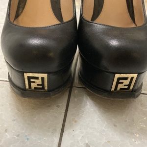 Fendi round toe pump